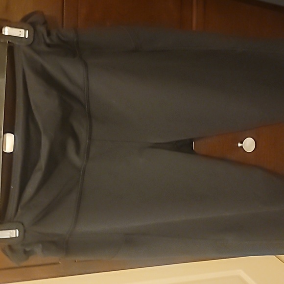 lululemon athletica Pants - lululemon Black Cropped 23 Inch athletica Leggings Size 8